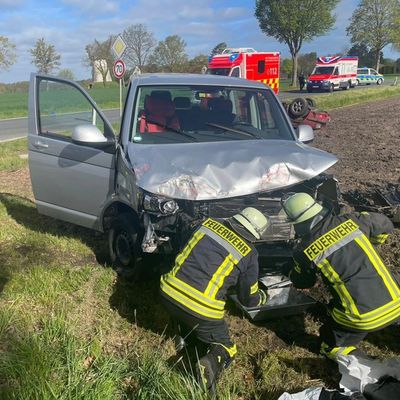 FW Petershagen: PKW liegt nach Verkehrsunfall auf dem Dach