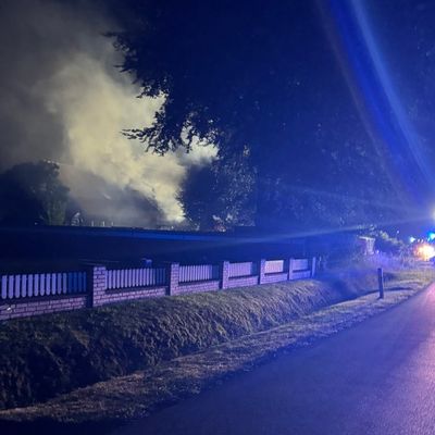 FW-AUR: Feuer droht Gebäude zu zerstören