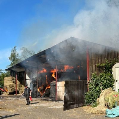 FW Ratingen: Brand einer Lagerhalle mit Heuballen