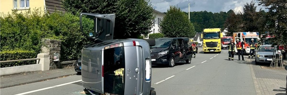 FW-OE: Verkehrsunfall mit eingeschlossener Person