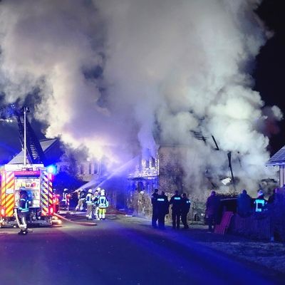 FW Dörentrup: Explosion mit anschließendem Großbrand in Wohnhaus - eine Person tot aufgefunden