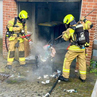 FW-OLL: Mülltonnenbrand in Garage - schnelles Eingreifen verhindert Brandausbreitung