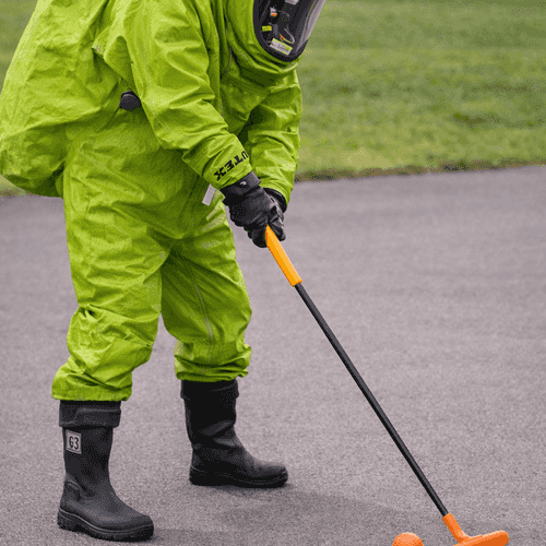 Titlebild: Minigolf im Chemikalienschutzanzug