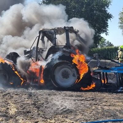 FW-OLL: Flächenbrand nach Traktorbrand