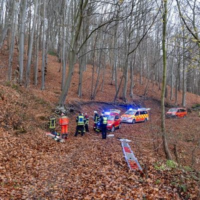FW Porta Westfalica: 05.12.2025 - Absturz am Jakobsberg / 1 Person schwerverletzt