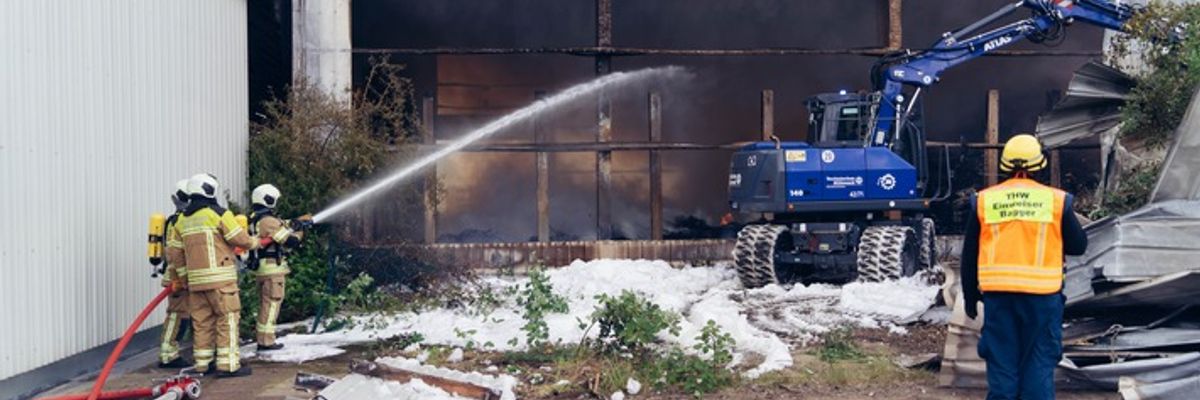 FW Dresden: Brand in Recyclingunternehmen: Lageupdate 14:00 Uhr