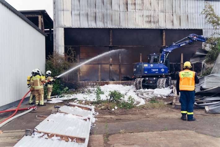 FW Dresden: Brand in Recyclingunternehmen: Lageupdate 14:00 Uhr