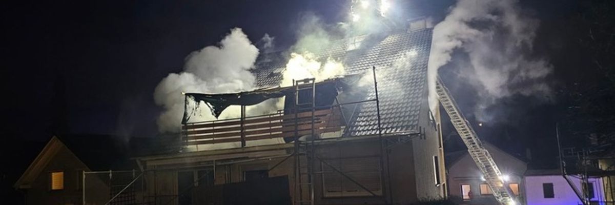 FW Bad Honnef: Eine Person bei Gebäudebrand gerettet