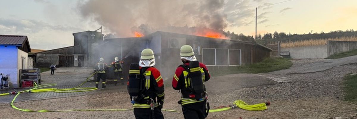FW Überlingen: Großeinsatz / Dachstuhlbrand auf Landwirtschaftlichem Anwesen im Überlinger Teilort Bambergen auf dem Gut Neuhof / Feuer schnell unter Kontrolle
