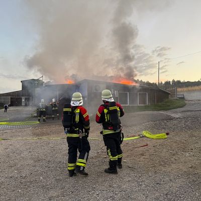 FW Überlingen: Großeinsatz / Dachstuhlbrand auf Landwirtschaftlichem Anwesen im Überlinger Teilort Bambergen auf dem Gut Neuhof / Feuer schnell unter Kontrolle