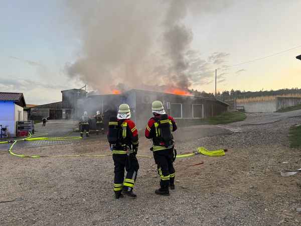 FW Überlingen: Großeinsatz / Dachstuhlbrand auf Landwirtschaftlichem Anwesen im Überlinger Teilort Bambergen auf dem Gut Neuhof / Feuer schnell unter Kontrolle