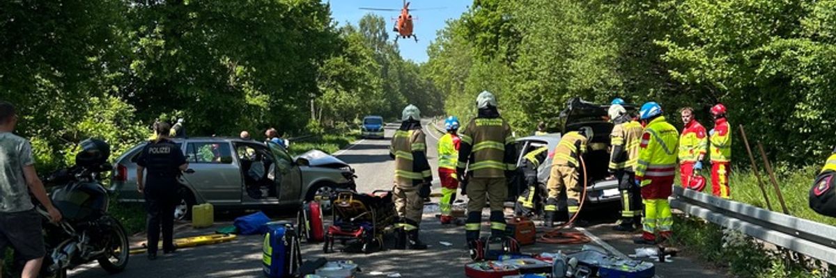 FW Mettmann: Schwerer Verkehrsunfall auf der L239 - Drei Personen verletzt.