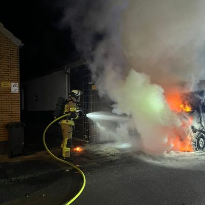 FW Bremerhaven: Brand eines Kleintransporter drohte auf Wohngebäude überzugreifen, zwei Personen gerettet.