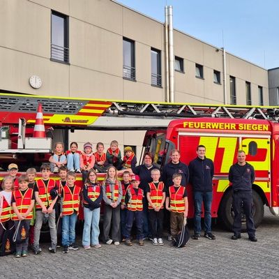 FW-OE: Was für ein cooles Event - Begeisterung bei den "LöschKids Heinsberg" beim Besuch der Berufsfeuerwehr Siegen