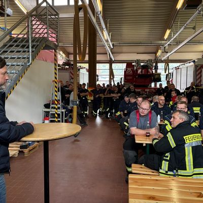 FW Beverungen: Gemeinsames Zirkeltraining stärkt Zusammenarbeit über Grenzen hinweg / Feuerwehren und Rettungsdienste aus dem Dreiländereck üben in Beverungen