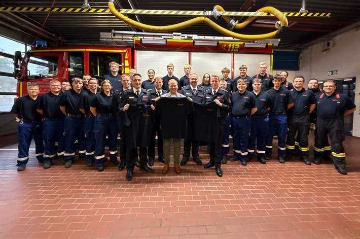 FW-WRN: Volksbank Kamen-Werne stellt Mittel für Polo-Shirts der Jugendfeuerwehr Werne zur Verfügung