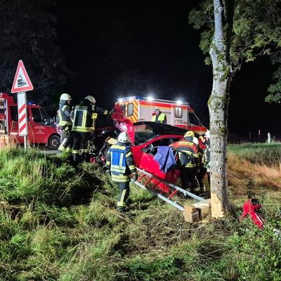 FW VG Westerburg: PKW prallte frontal gegen Baum - Feuerwehr sichert Fahrzeug mit technischem Gerät