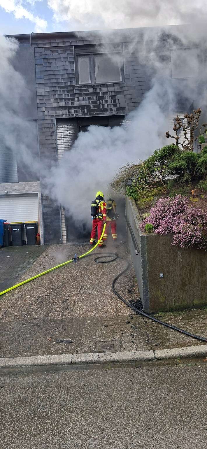 FW-Heiligenhaus: Brennender PKW in Garage