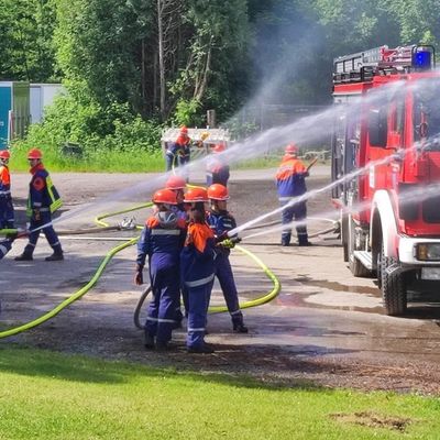 FW-AR: Jugendfeuerwehr trainiert Einsatzrealität