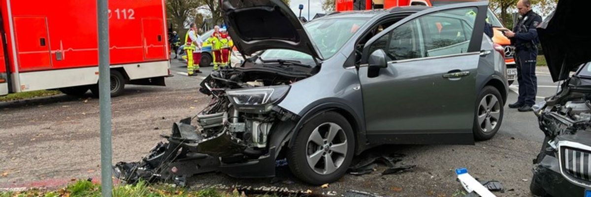 FW-KLE: Verkehrsunfall auf der Gocher Landstraße - vier Personen verletzt