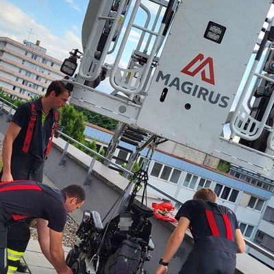 FW-M: Aufzug defekt - Feuerwehr hilft Frau mit Rollstuhl (Freimann)