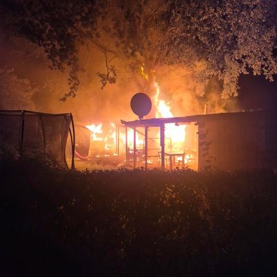 FW Bremerhaven: Feuer auf Kleingartengelände