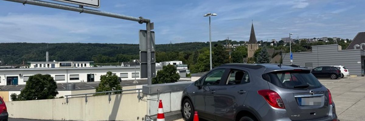 FW-EN: Schwieriger Feuerwehreinsatz nach PKW-Unfall am Mühlencenter - Zwei Leichtverletzte, vier beschädigte Fahrzeuge