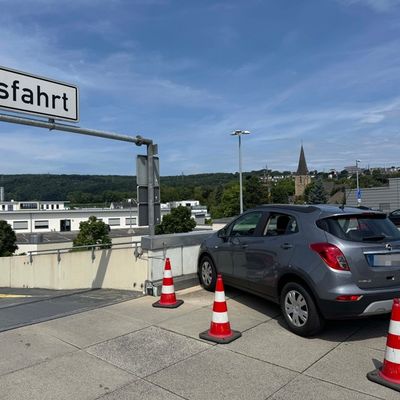 FW-EN: Schwieriger Feuerwehreinsatz nach PKW-Unfall am Mühlencenter - Zwei Leichtverletzte, vier beschädigte Fahrzeuge