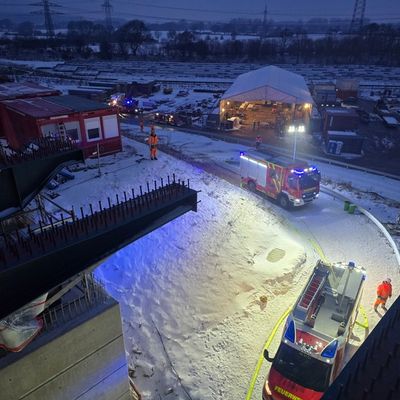 FW-RD: Brennende Acetylenflasche sorgt für umfangreiche Sperrungen auf der A7 und dem Nord-Ostsee-Kanal