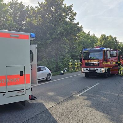 FW Grevenbroich: Feuerwehr Grevenbroich rettet Schwerverletzten aus Autowrack