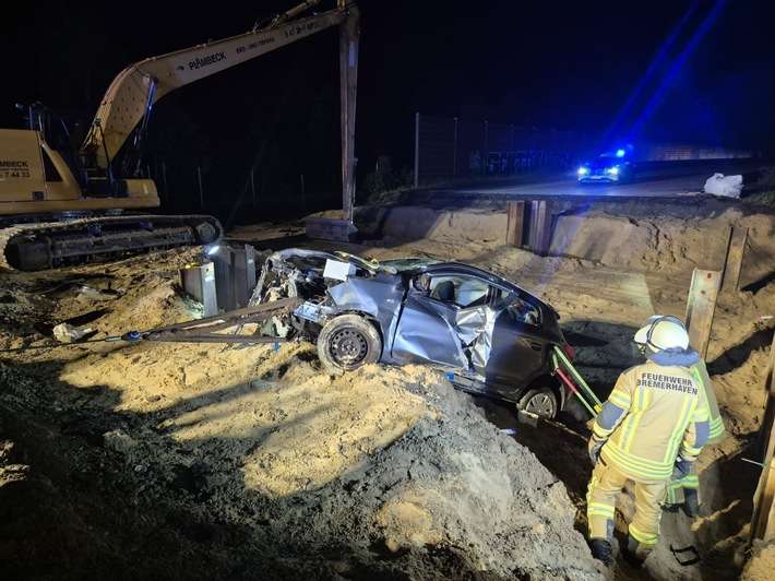 FW Bremerhaven: PKW stürzt auf der BAB 27 in eine Baugrube
