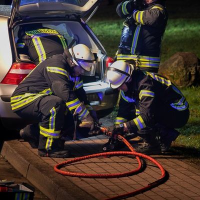 FW LK Neunkirchen: Drei Verletzte bei Unfall - Feuerwehr rettet Schwerverletzte aus Wrack