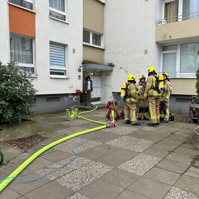 FW Ratingen: Balkonbrand macht Wohnung unbewohnbar