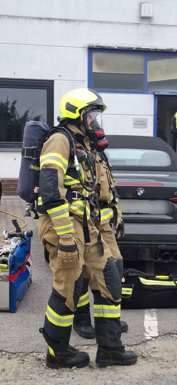 FW Bad Oeynhausen: "Industriebrand" in Eidinghausen/Hauptamtliche und Freiwillige Feuerwehr bestreiten gemeinsame Übung.