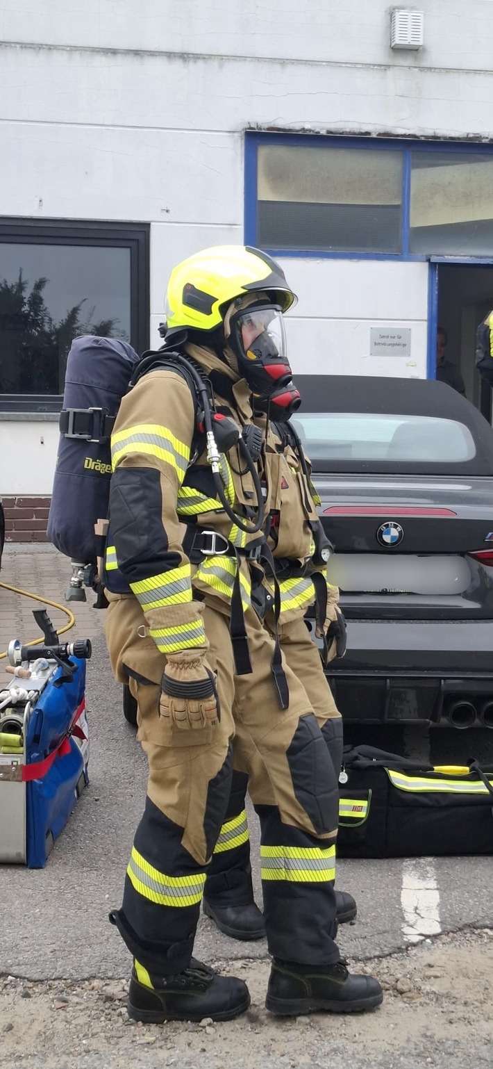 FW Bad Oeynhausen: "Industriebrand" in Eidinghausen/Hauptamtliche und Freiwillige Feuerwehr bestreiten gemeinsame Übung.