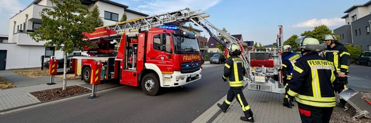 FFW Schwalmtal: Feuerwehr verhindert Brandausbreitung nach Brand auf Dachterrasse