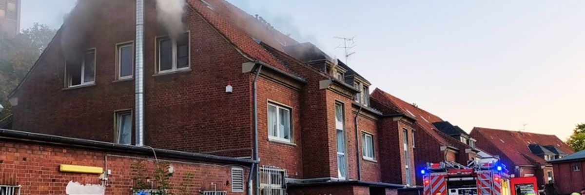 FW Neukirchen-Vluyn: Wohnungsbrand an der Ernst-Moritz-Arndt-Straße, zwei Verletzte, rund 50 Einsatzkräfte