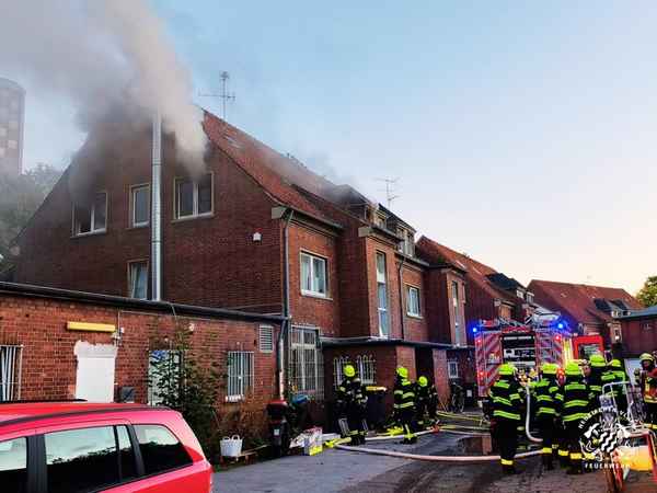 FW Neukirchen-Vluyn: Wohnungsbrand an der Ernst-Moritz-Arndt-Straße, zwei Verletzte, rund 50 Einsatzkräfte