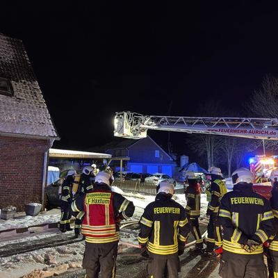 FW-AUR: Feuer an Carport greift auf Elektroautos über