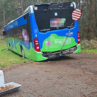 FW-AUR: Zusammenprall zweier PKW / Feuerwehr transportiert Schulkinder
