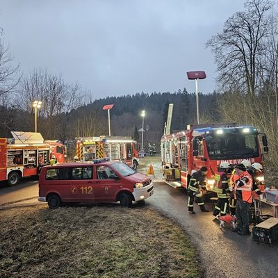 KFV-CW: Zug kollidiert mit herabgestürztem Felsblock / Passagiere über Leiter evakuiert / Gelände erschwert Feuerwehreinsatz / Hydrauliköl ausgelaufen