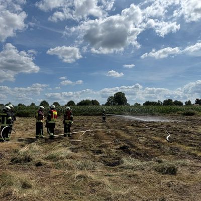 FW-AUR: Großflächigen Heubrand rasch im Griff