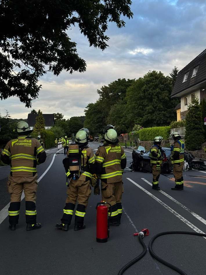 FW-EN: Schwerer Verkehrsunfall auf der Wittbräucker Straße - Fünf Verletzte bei Unfall mit drei Fahrzeugen