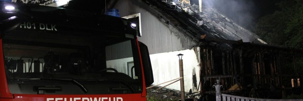 FW-Lohmar: Nächtlicher Vollbrand eines Fertighauses