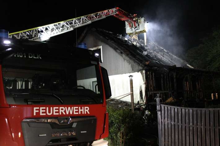 FW-Lohmar: Nächtlicher Vollbrand eines Fertighauses