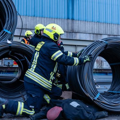 Feuerwehr MTK: Höhenrettung und Menschenrettung unter Stahlringen: Realistische Einsatzübung in Okriftel