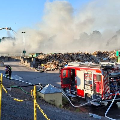 KFV-CW: Großbrand auf Entsorgungsanlage Simmozheim/ Restmüll steht in Flammen / Feuerwehr verhindert Brandausdehnung