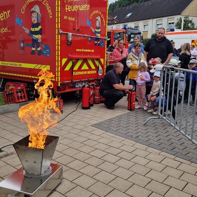 FW Menden: Feuerwehrfestival Bösperde am ersten Augustwochenende: Samstagabend drei Bands auf zwei Bühnen, sonntags Familienprogramm und Unimog-Ausstellung