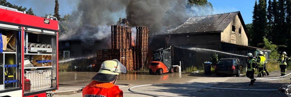 FW-ROW: Großfeuer in Sittensen: Lagerhalle brennt vollständig nieder