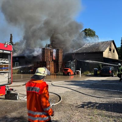 FW-ROW: Großfeuer in Sittensen: Lagerhalle brennt vollständig nieder